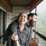 Dating i Danmark – guide til bedre dates man and woman sitting on chair